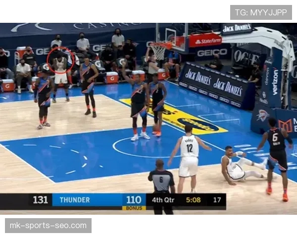 欧文无球跑动制造错位，拉开空间改变防守布局