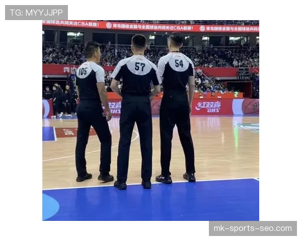 篮球比赛中当场上出现争议判罚时，裁判之间是如何进行协商并做出最终决定的？